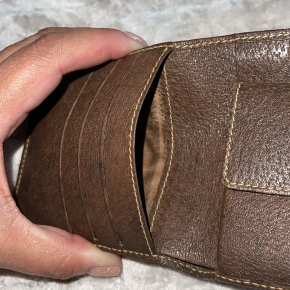 Preloved Gucci wallet good condition has some wear on folds n little on corner. - Picture 10 of 14